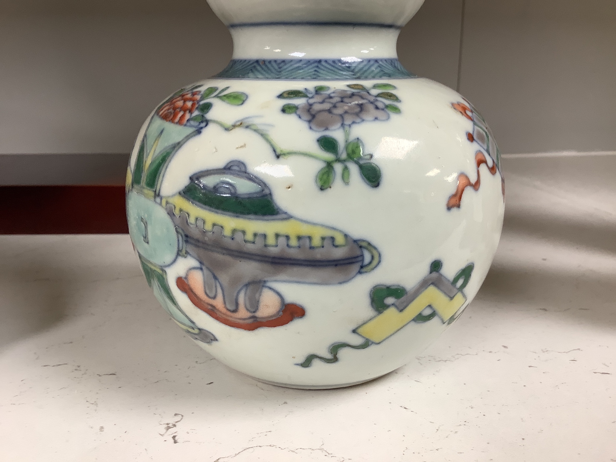 A Chinese famille verte 'Hundred Antiques' pattern doucai double gourd vase, height 24cm